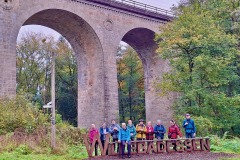 Gruppenfoto vor dem Viadukt in Willebadessen